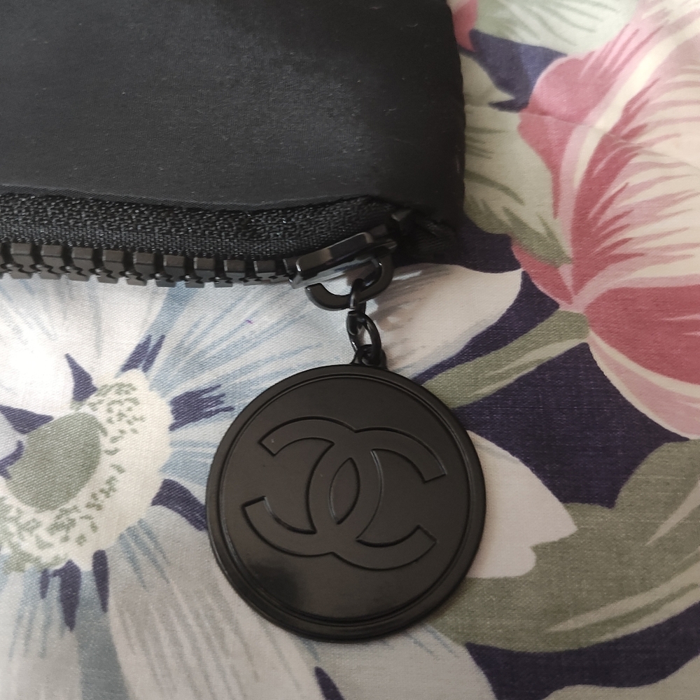 Nylon Novelty Essential Pouch And iPad Holder For Protection - Picture 3 of 7